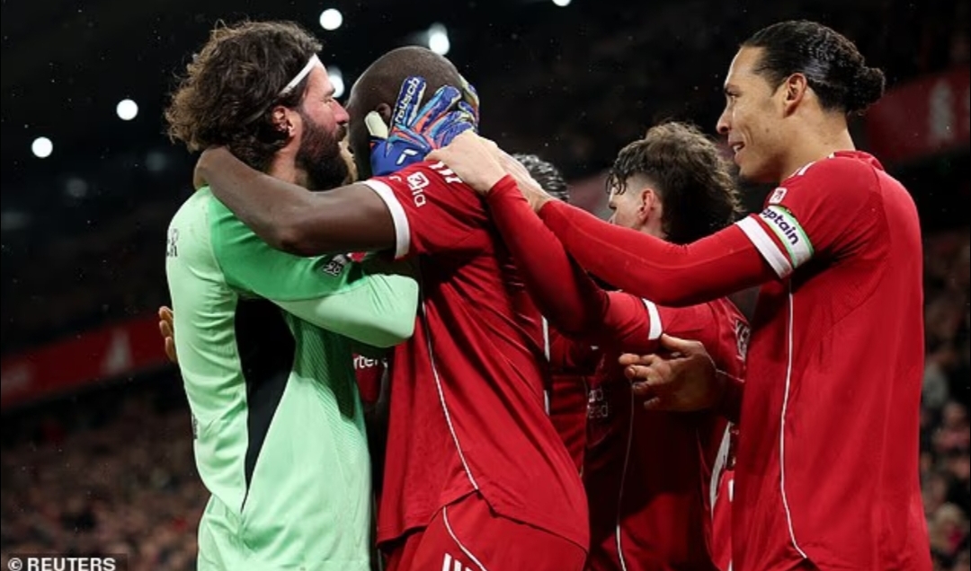 Ibrahima Konate tampak emosional setelah mencetak gol pada laga pertamanya bersama Liverpool sejak ayahnya meninggal dunia.