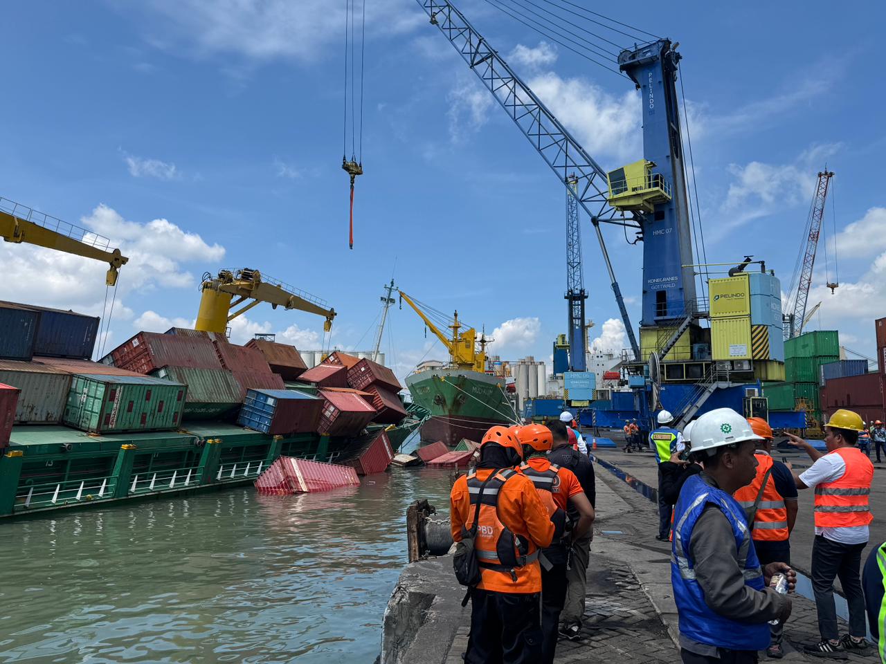 TUMPAH: Kondisi kapal muat kontainer, Pacific 88 yang miring dan membuat muatannya jatuh ke laut, di Dermaga Jamrud Selatan, Pelabuhan Tanjung Perak, Surabaya, Senin (2/2).(IST/RADAR SURABAYA)