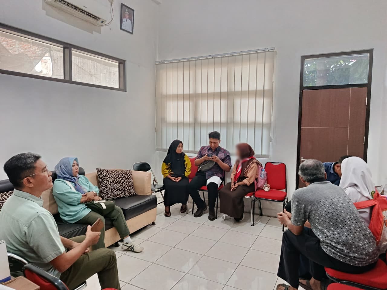 TEMUI: Pemkot Surabaya keluhan pendampingan pada korban perundungan yang sempat viral. Korban mengalami trauma hingga saat ini.(IST/RADAR SURABAYA)