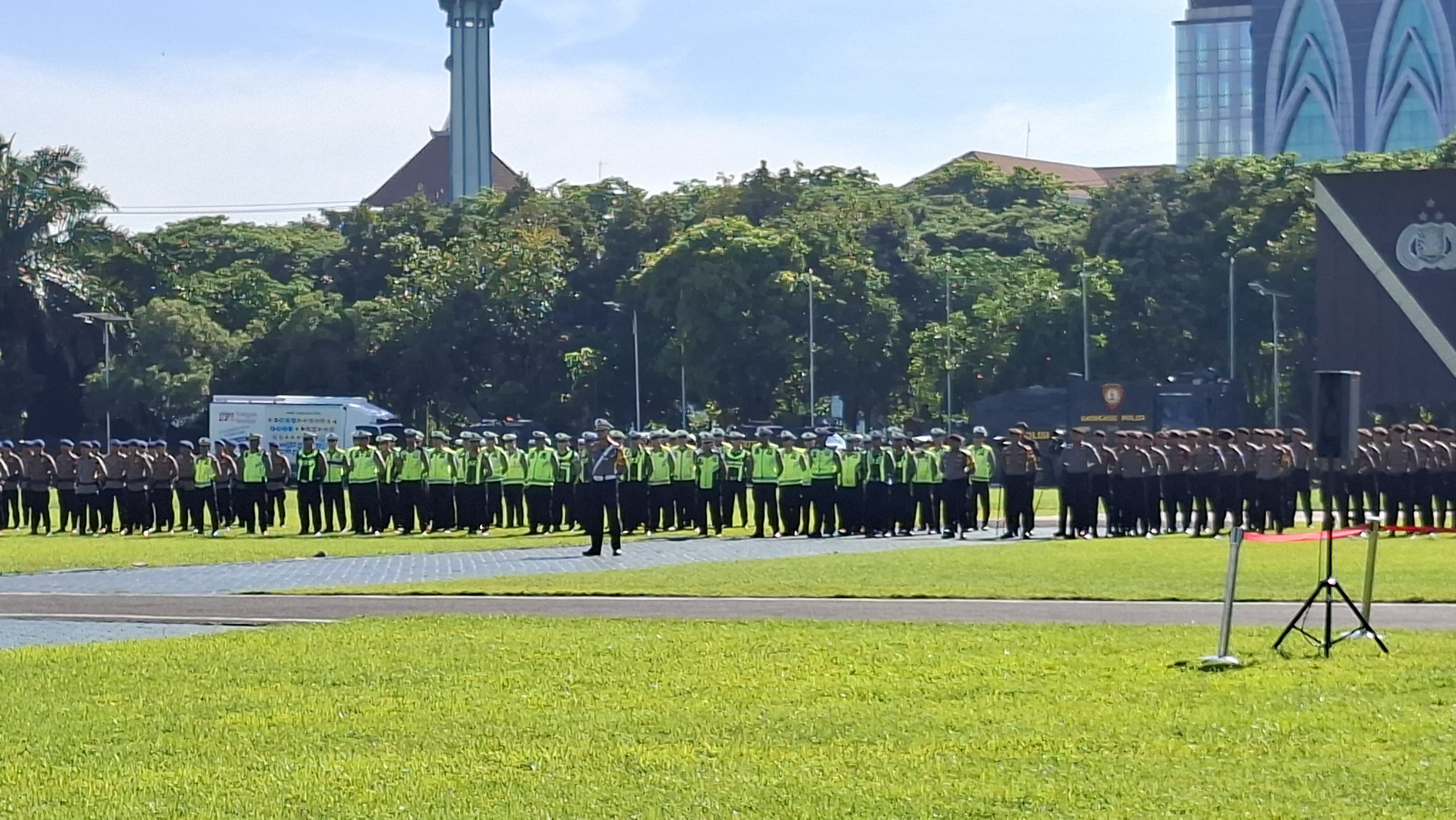 RIBUAN: Apel gelar pasukan dalam rangka Operasi Keselamatan Semeru di Polda Jatim. Ditlantas fokus upaya sosialisasi, preemtif dan preventif. (MAHRUS/RADAR SURABAYA)