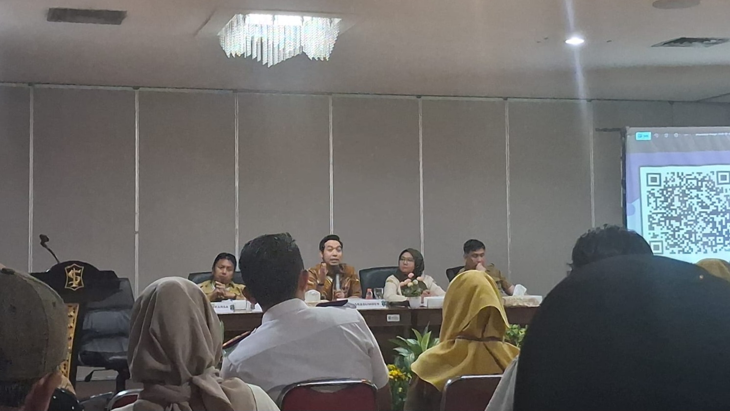 KUMPUL: Sosialisasi perwali, Pemkot Surabaya membuka peluang untuk mendirikan reklame di taman median jalan.(IST/RADAR SURABAYA)