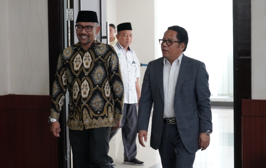 Rektor UIN Sunan Ampel (UINSA) Surabaya, Prof. Akh. Muzakki, bersama Sekjen Kementerian Agama,  Prof. Kamaruddin Amin.