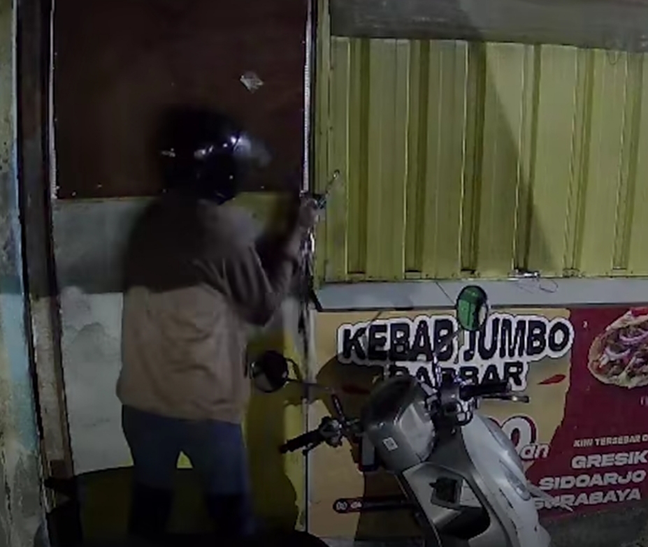 TERMONITOR: Pelaku saat beraksi mencuri tabung gas di kios kebab Jalan Pacuan Kuda, Surabaya.(IST/RADAR SURABAYA)