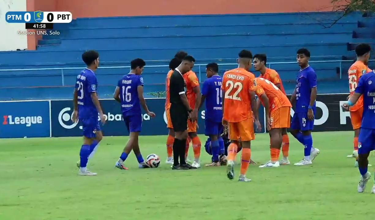 Laga playoff degradasi Persebata Lembata vs Persikutum di Lapangan UNS Solo. (IST)