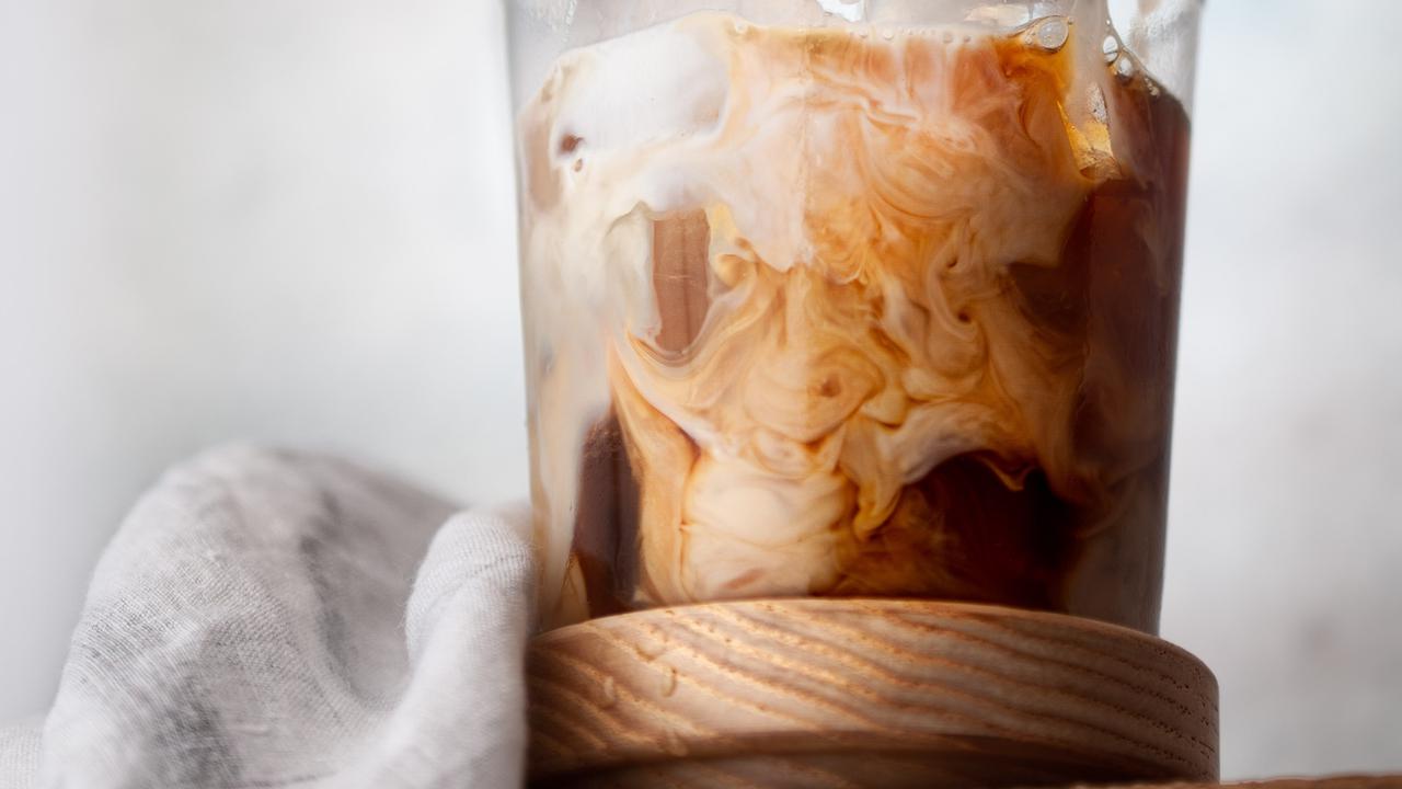 Trend: Kopi susu gula aren jadi gaya baru nongkrong anak muda.