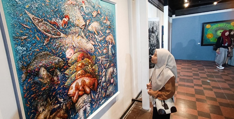 MANGSA KALASUBO: Sejumlah pengunjung mengamati lukisan yang dipamerkan digakeri Dewan Kesenian Surabaya (DKS), yang merupakan karya dari perupa nasional untuk menyambut Harlah NU.