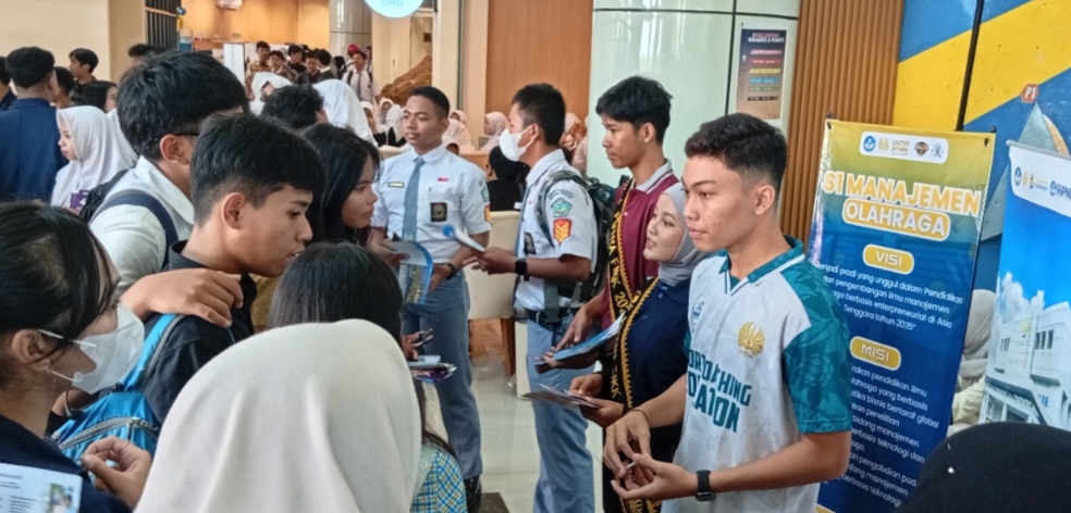 Para siswa dari berbagai sekolah mengunjungi booth-booth yang ada di gedung rektorat Unesa, Senin (2/2).
