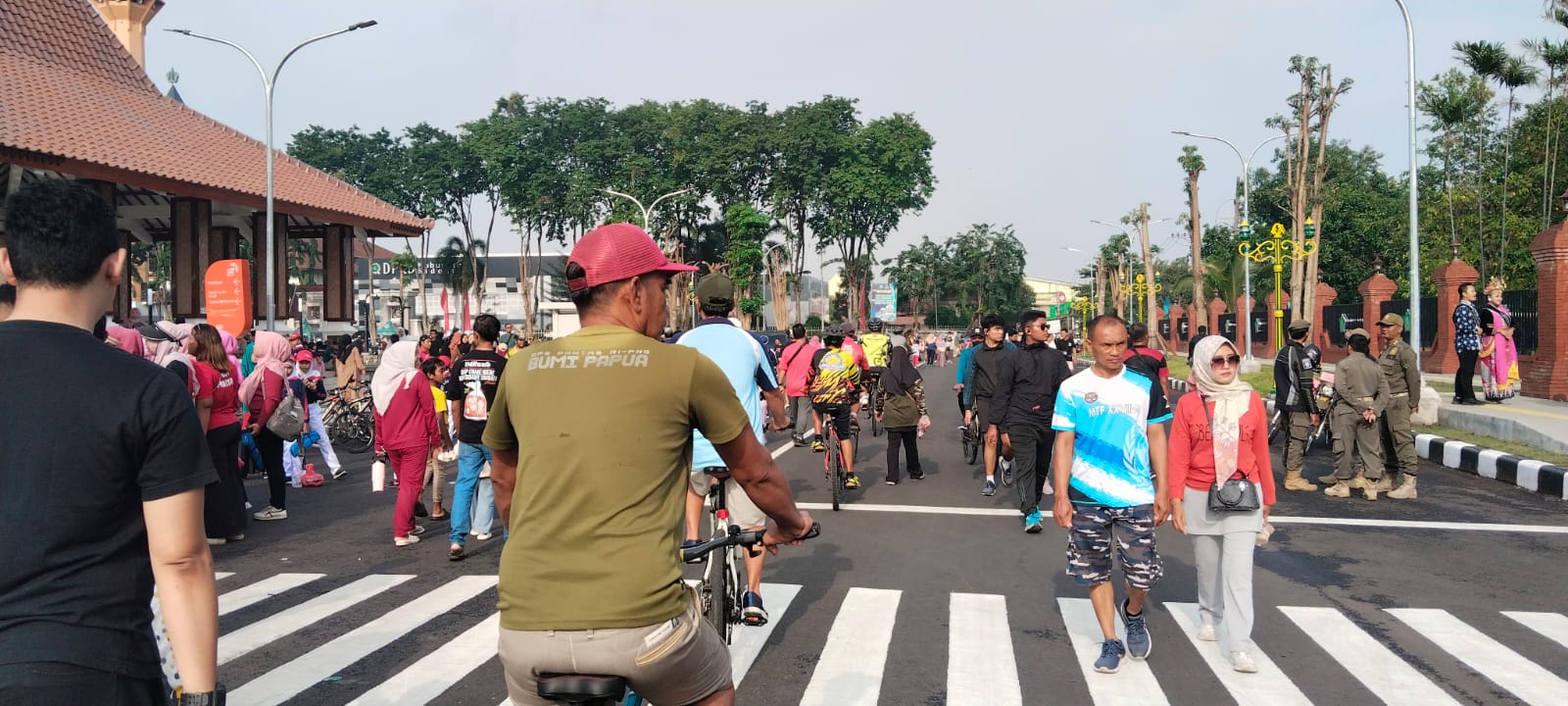 MEMBELUDAK: Pelaksanaan Car Free Day (CFD) di Alun-alun Sidoarjo. (DIKY SANSIRI/RADAR SIDOARJO)