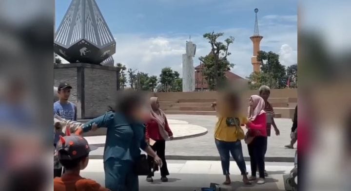 HEBOH: Emak-emak adu jotos di Alun-alun Sidoarjo, Minggu (1/2).