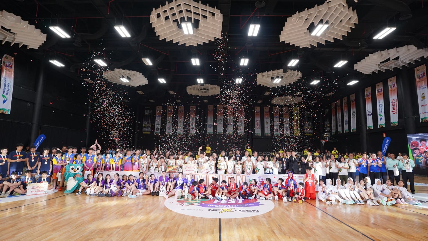 PUNCAK: Peserta, panitia, dan pendukung merayakan penutupan Petra Sports Fest 2026 yang berlangsung meriah, dengan antusiasme ratusan pelajar dari berbagai daerah di Jawa Timur.(IST/RADAR SURABAYA)