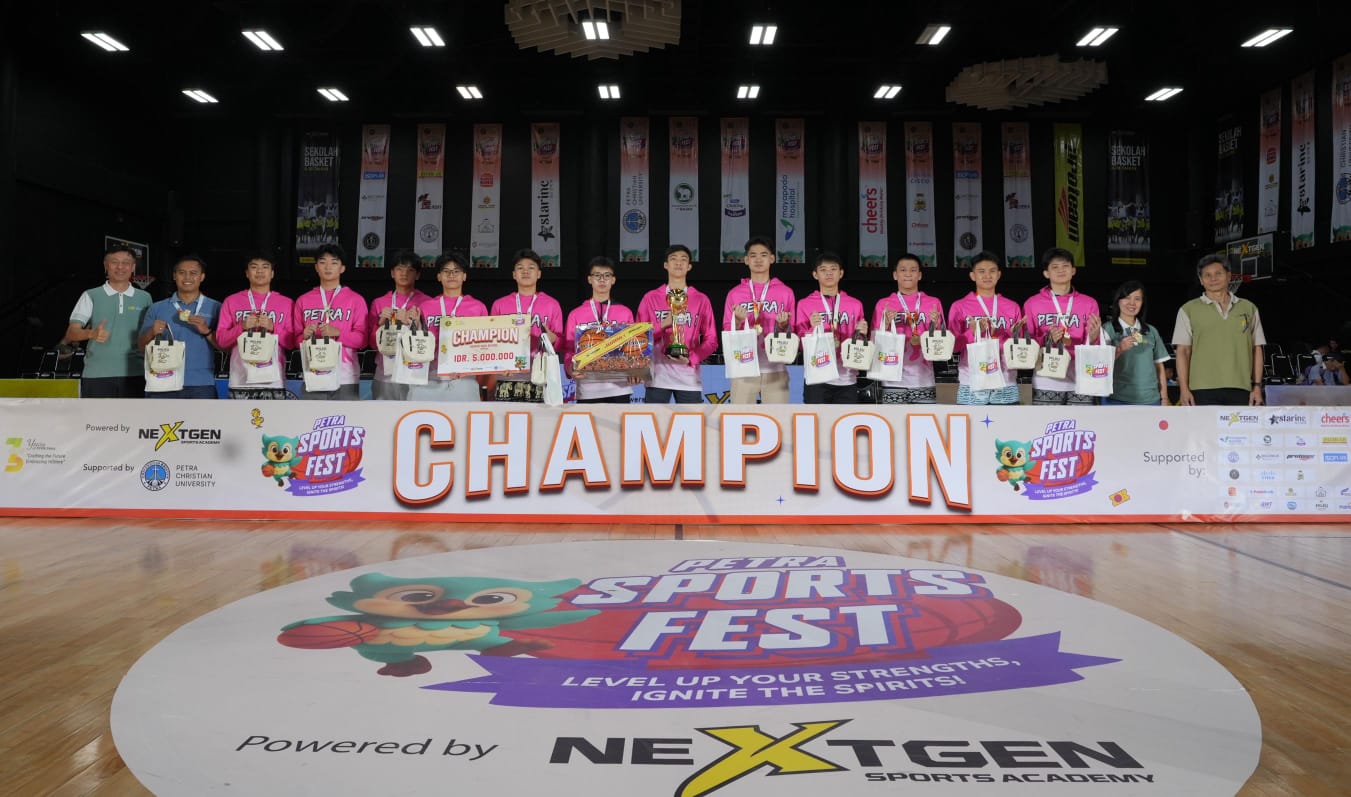 JUARA: Tim basket putra SMA Kristen Petra 1 Surabaya meraih gelar juara Petra Sports Fest 2026 usai menaklukkan SMA Katolik Frateran Surabaya dengan skor tipis 56&ndash;55.(IST/RADAR SURABAYA)