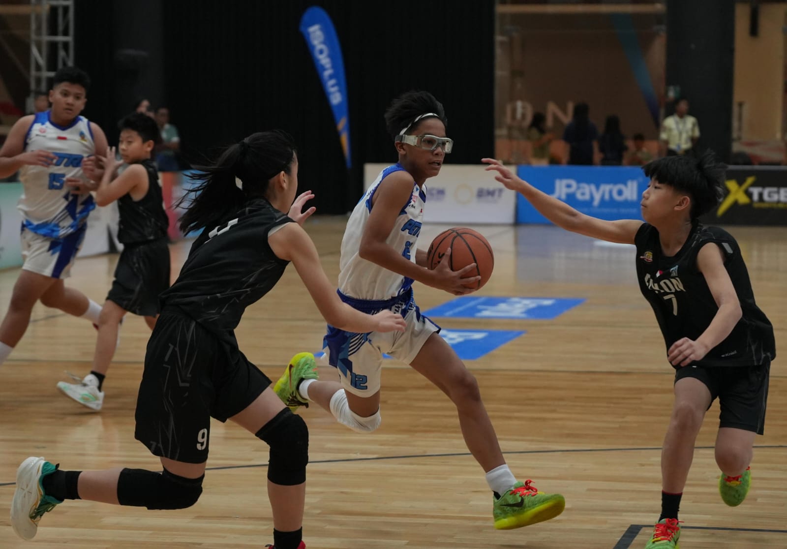 AKSI: Pemain kategori usia dini menunjukkan semangat, teknik, dan sportivitas menjadi bagian dari upaya pembinaan dan pengembangan bakat basket sejak usia muda.(IST/RADAR SURABAYA)