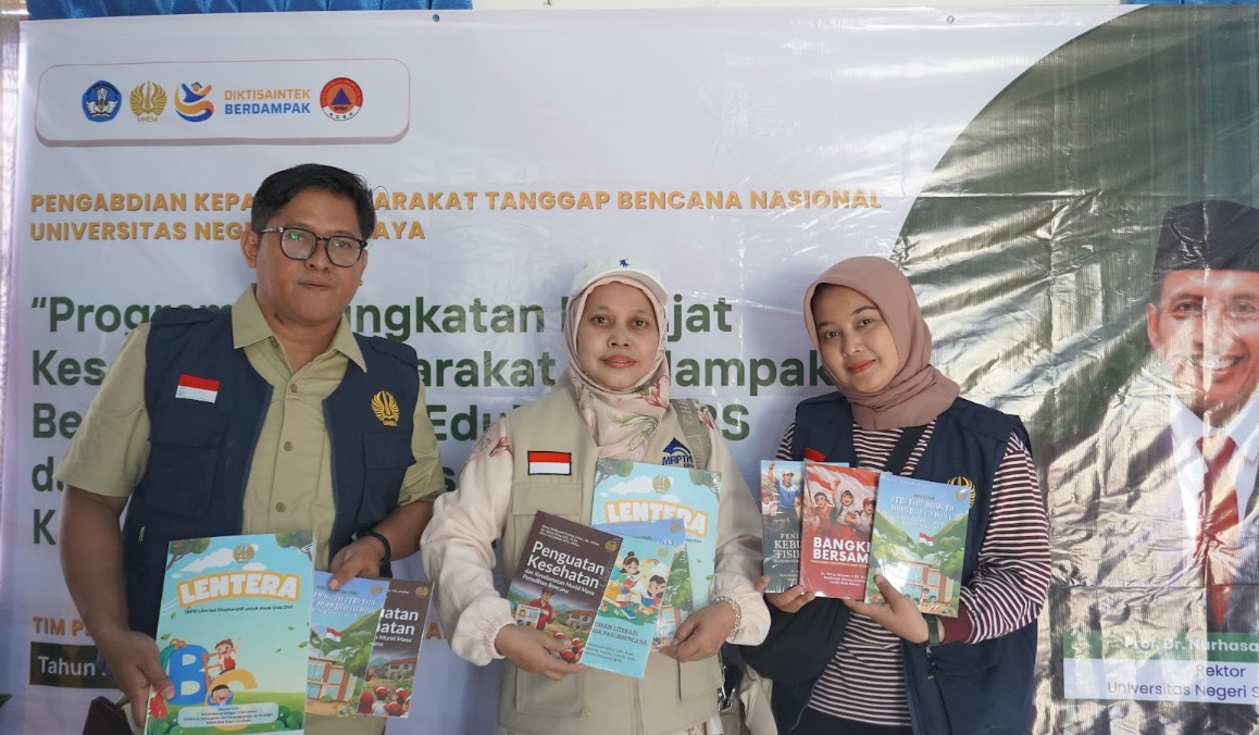 BERGUNA: Tim Unesa saat memperlihatkan Buku Ajar Adaptif untuk bahan ajar siswa di wilayah yang terdampak banjir di Kabupaten Langkat, Sumatera Utara, dan Aceh Tamiang. (DOK UNESA/RADAR SURABAYA)