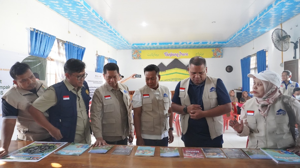 BANTUAN: Buku ajar yang dilengkapi pedoman guru dan lembar kerja siswa tersebut diserahkan kepada guru dan dinas pendidikan setempat sebagai referensi pembelajaran, khususnya dalam kondisi darurat.
