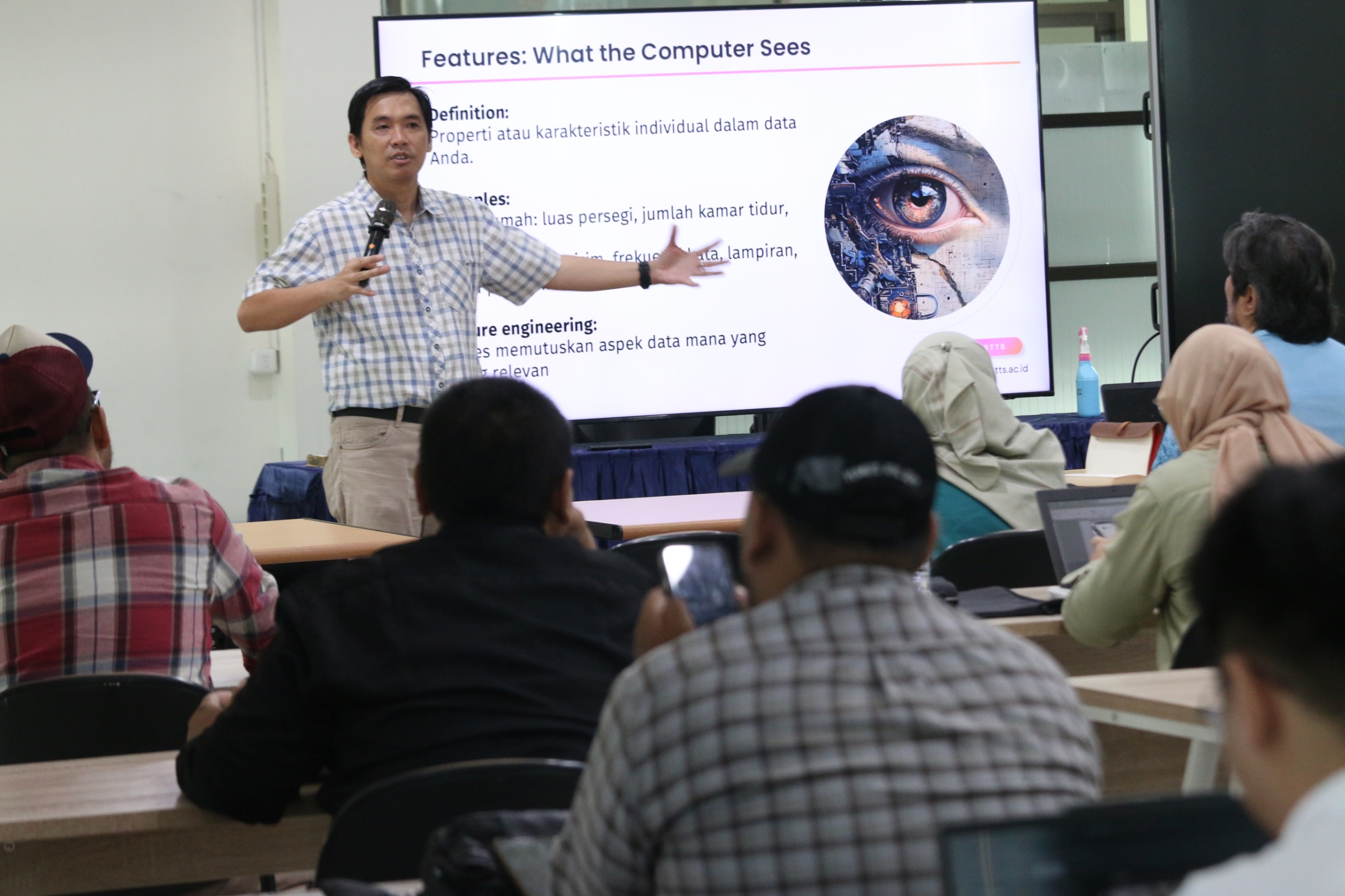 TEKNOLOGI: Salah satu pembicara menerangkan materi tentang AI di iSTTS, Ngagel, Surabaya. Materi ini diberikan pada jurnalis di Surabaya dan Sidoarjo. (IST/RADAR SURABAYA)