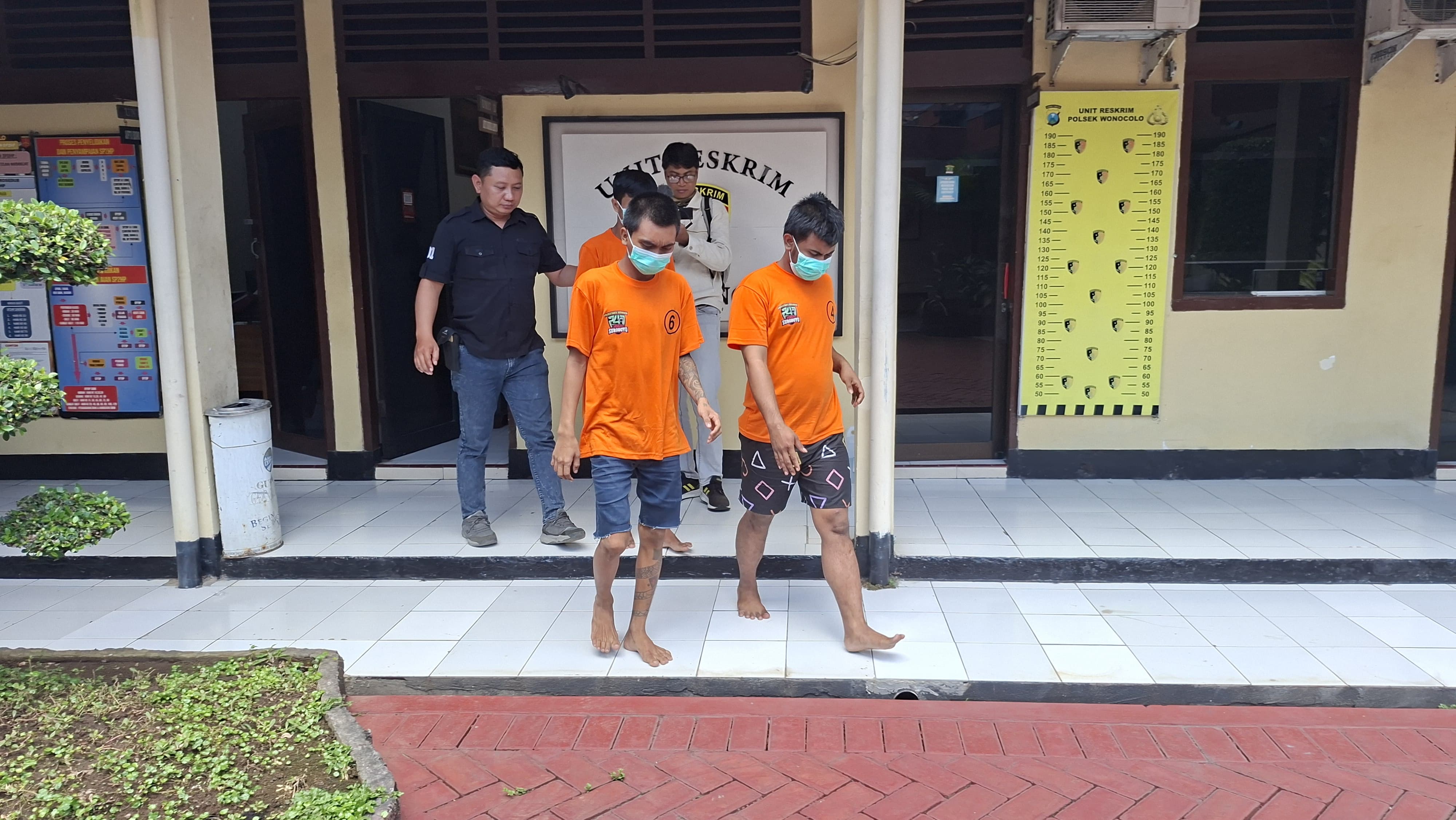 DIAMANKAN: Komplotan curanmor berhasil diamankan Polsek Wonocolo. Mereka mengaku nekat butuh uang untuk beli miras. (MAHRUS/RADAR SURABAYA)