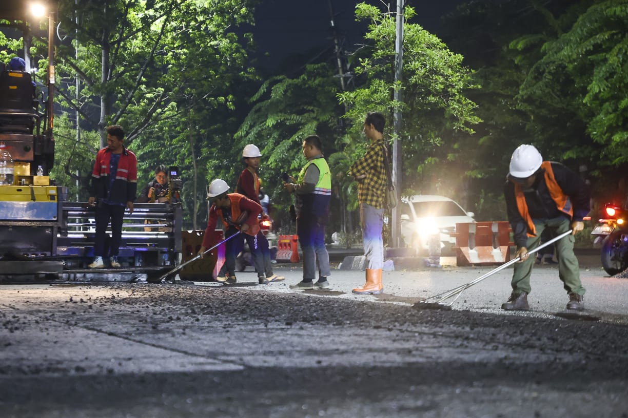 GERAK CEPAT: Pemkot Surabaya melakukan peningkatan kualitas jalan untuk antisipasi genangan saat musim hujan.(IST/RADAR SURABAYA)