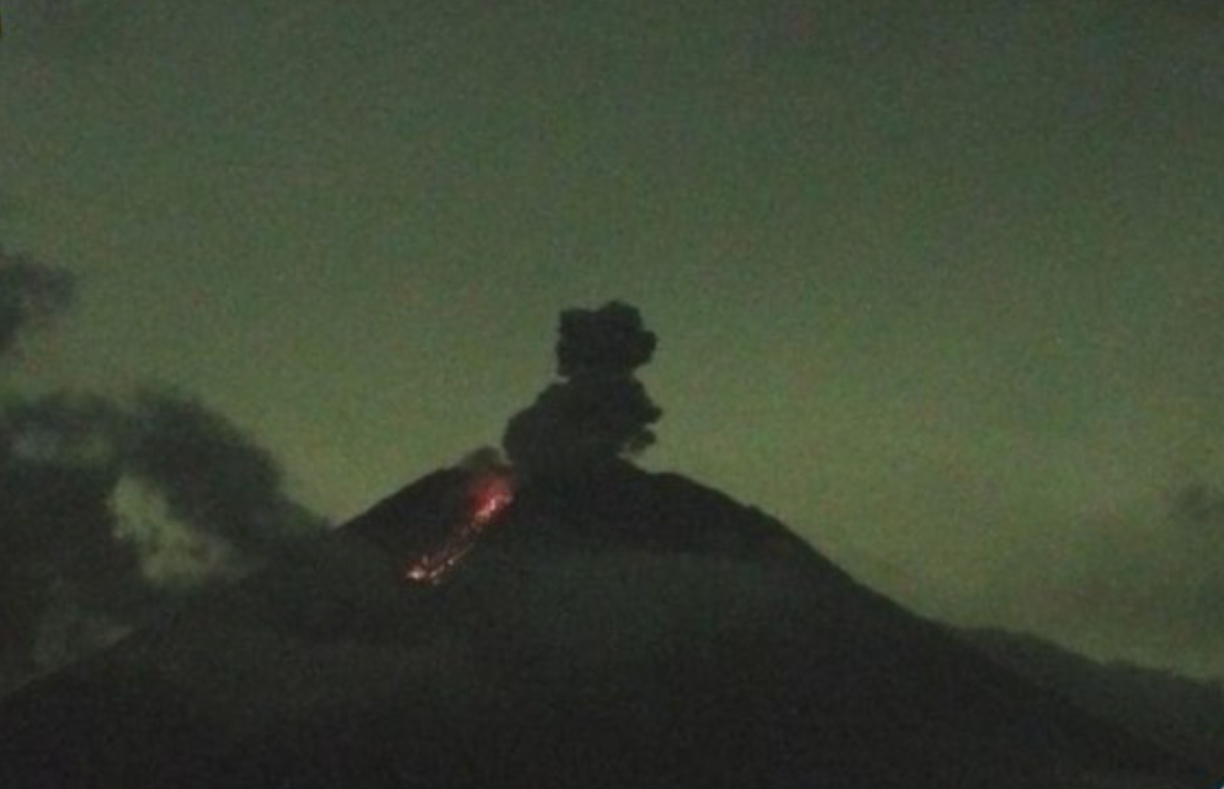 Kondisi erupsi Gunung Semeru pada Senin (2/2) malam.