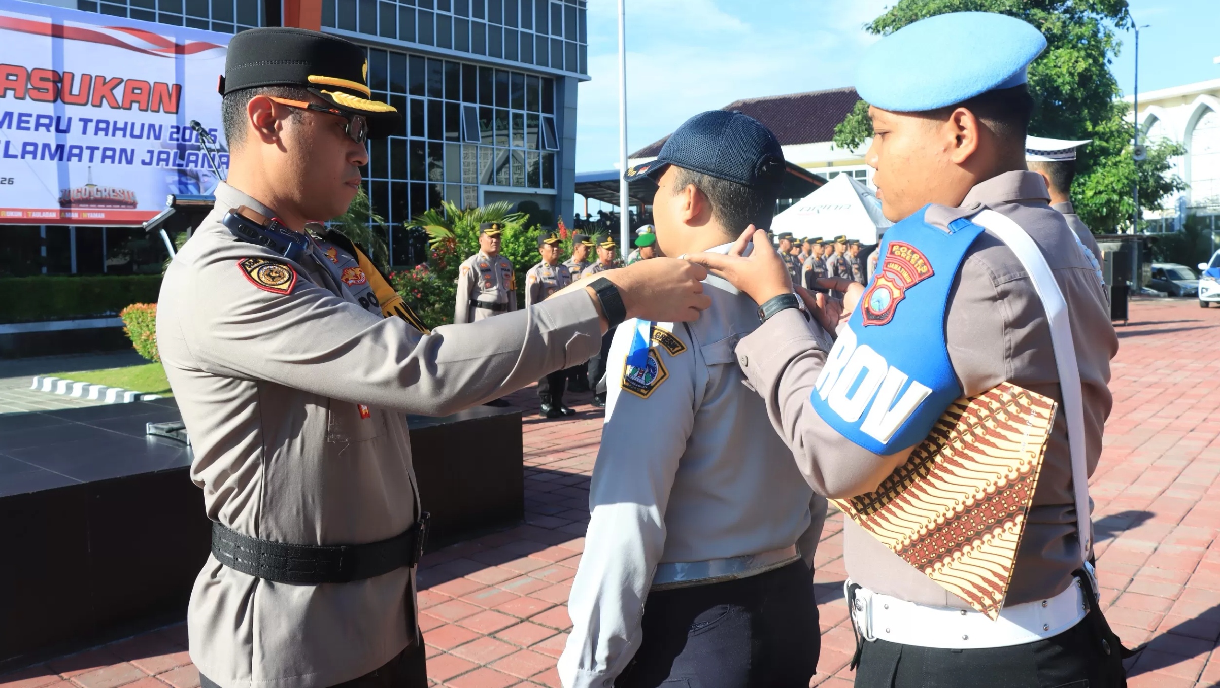 Wakapolres Gresik Kompol Shabda Purusha saat menggelar pasukan untuk Operasi Keselamatan Semeru 2026 di halaman Mapolres Gresik.