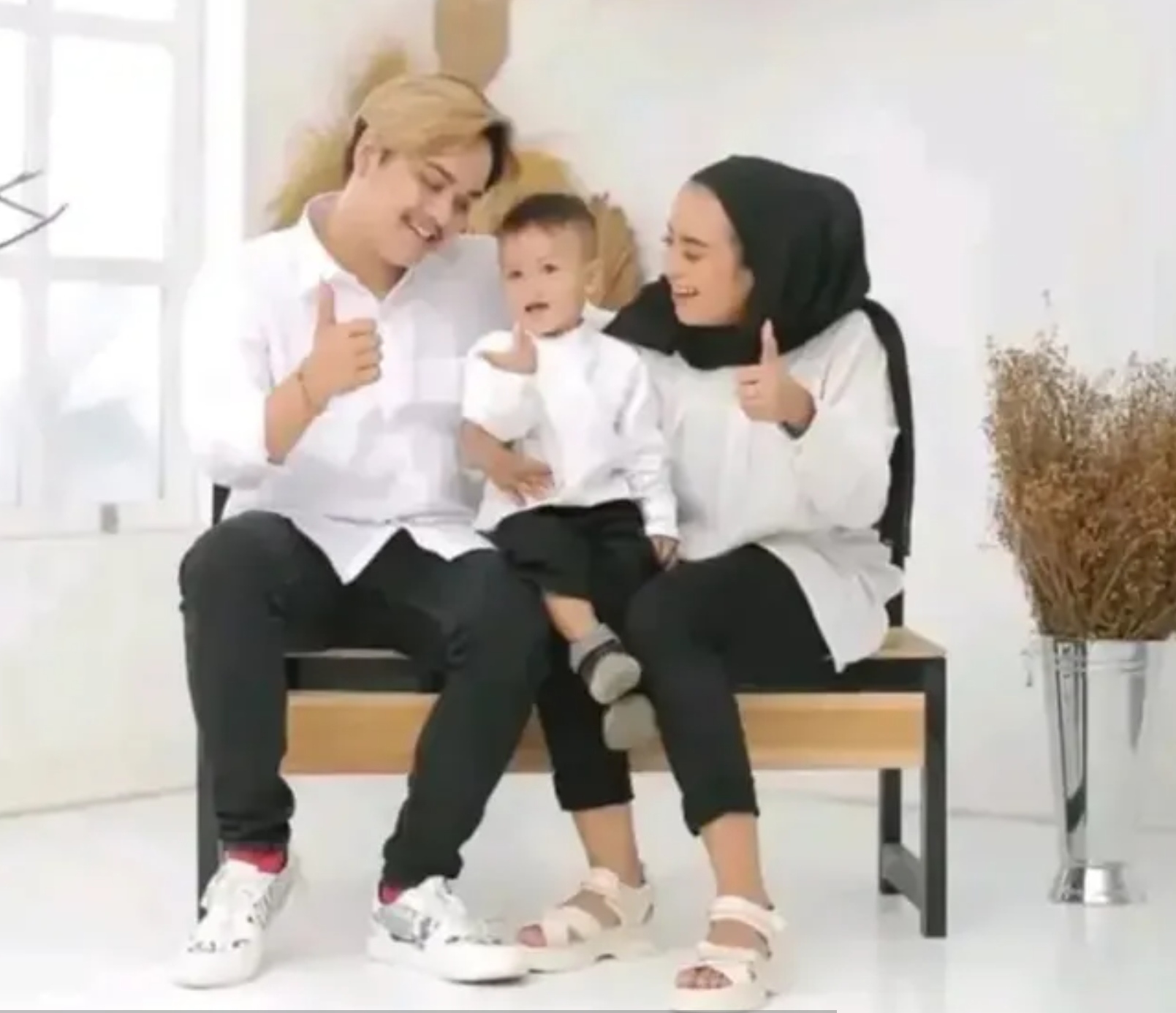 Foto Ressa Rizky Rossano dan mantan istrinya Dini Kurnia serta anak mereka.