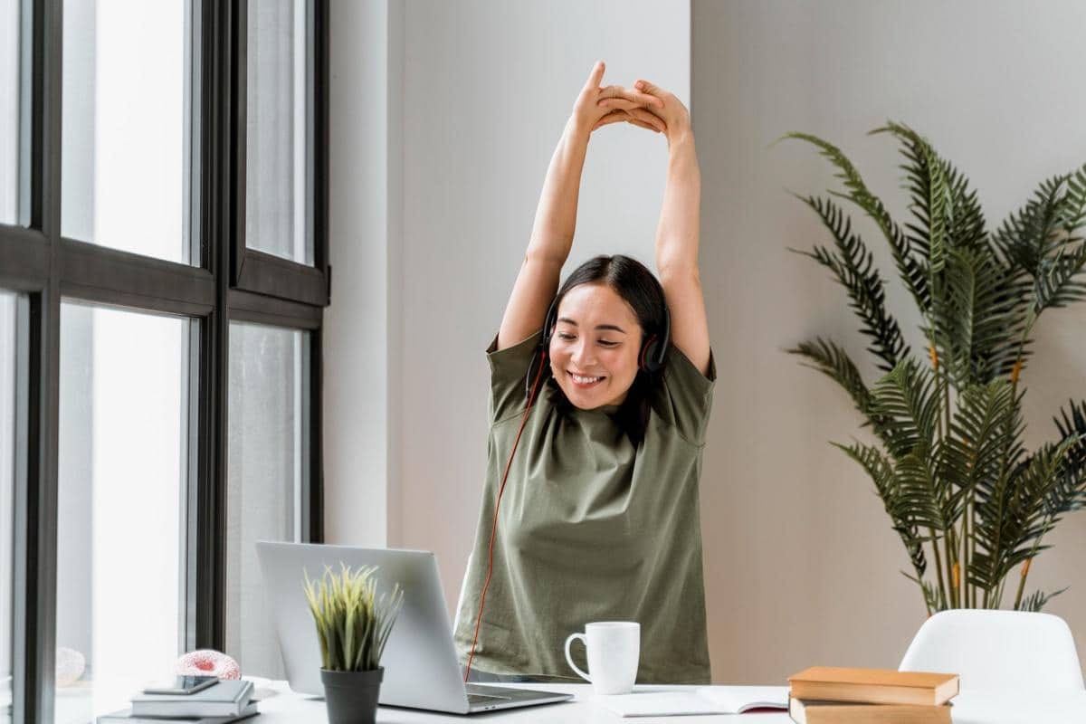 Micro-workout: Solusi alternatif para pekerja kantor untuk tetap berolahraga di tengah kesibukan kerja.