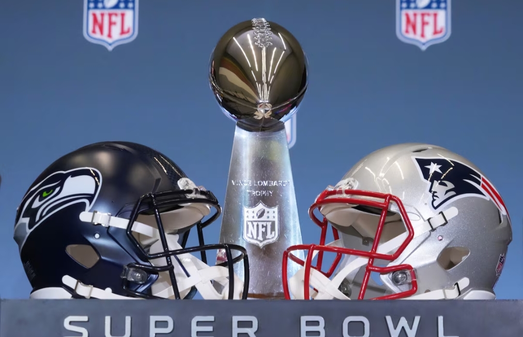 Helm Seattle Seahawks dan New England Patriots dipajang bersama Trofi Vince Lombardi sebelum konferensi pers Komisaris NFL Roger Goodell.
