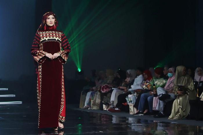CAHAYA TERSEMBUNYI: Sejumlah model berpose dengan mengenakan busana karya desainer Ulfa Mumtaza, dalam gelaran busana bersama APPMI Jatim beberapa waktu lalu.