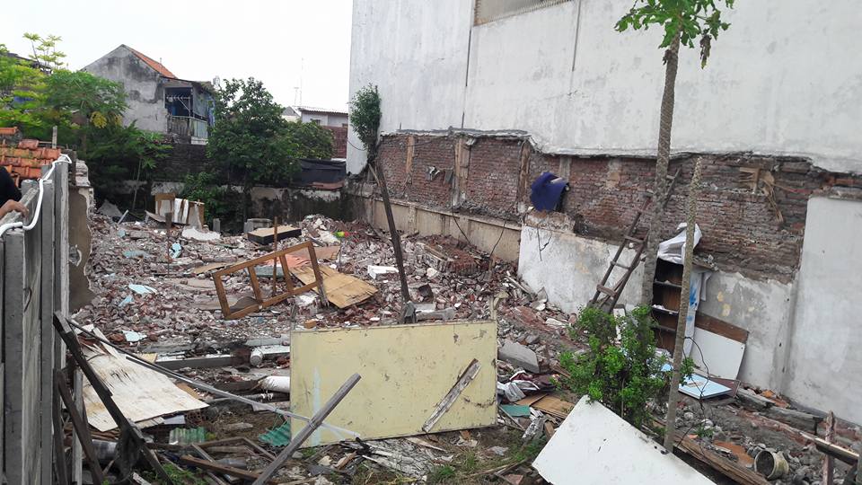 Pembongkaran situs bersejarah rumah yang dijadikan studio Radio Bung Tomo di Jalan Mawar Surabaya beberapa tahun lalu. (KUNCARSONO PRASETYO)