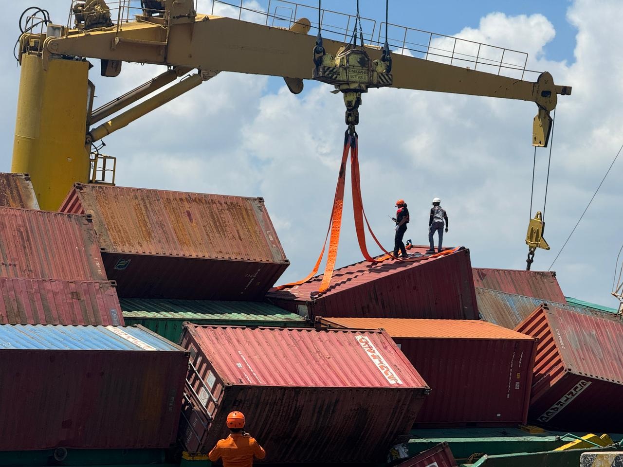 DISELIDIKI: Ditpolairud Polda Jatim menyelidiki kasus KM Pacific 88 yang menewaskan satu TKBM di Pelabuhan Tanjung Perak, Surabaya. (IST/RADAR SURABAYA)
