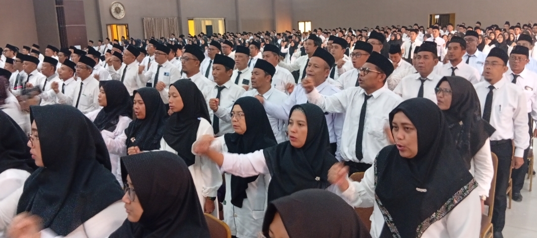 PPIH Kloter Embarkasi Surabaya saat melakukan diklat di Asrama Haji Sukolilo, Rabu (4/2).