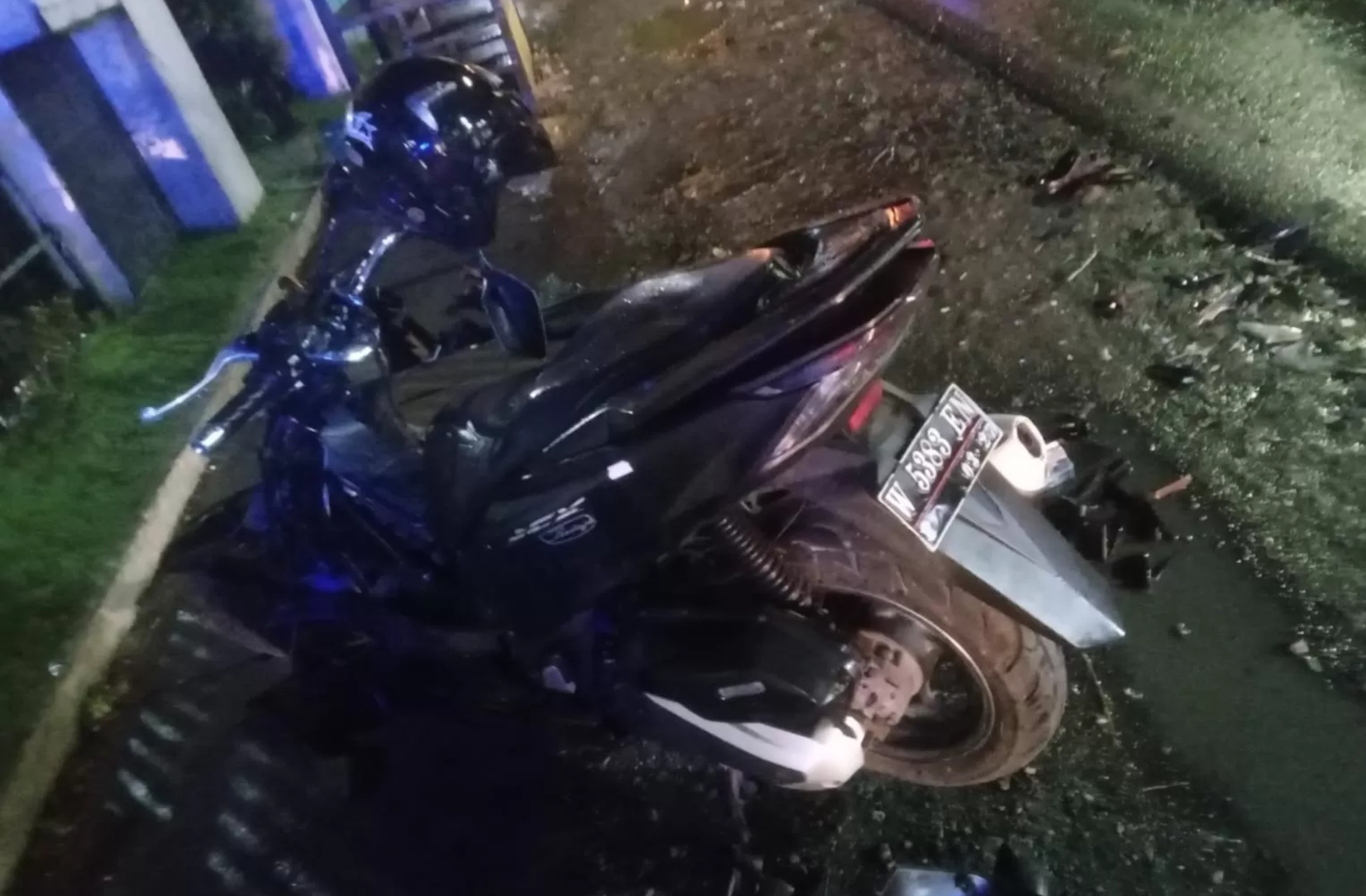 Kendaraan korban ringsek usai menabrak truk terparkir akibat mesin rusak di Jalan Raya Desa Cerme Kidul, Kecamatan Cerme.