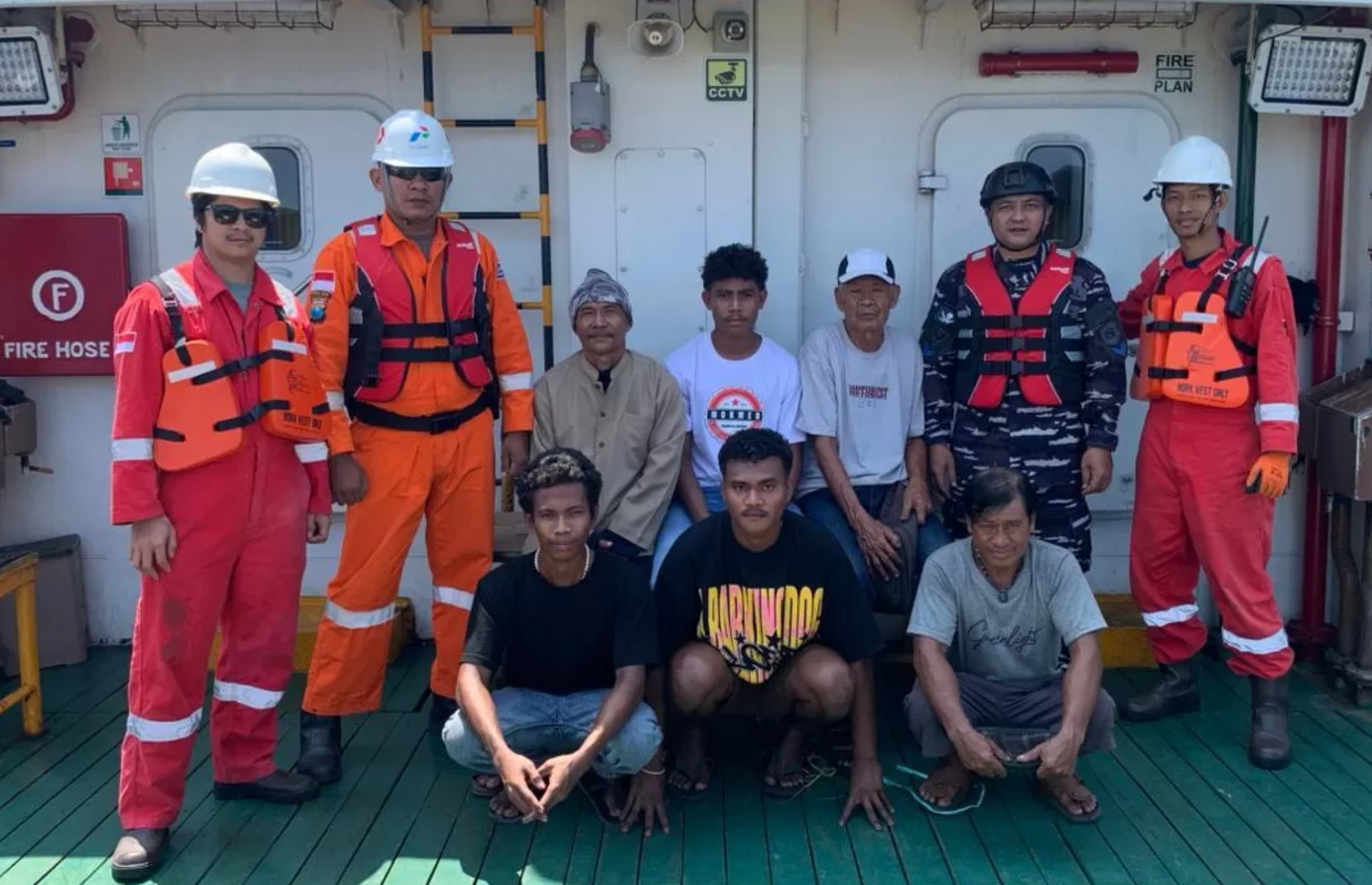 Enam ABK KLM Sejarah Tirta Abadi yang hampir tenggelam di perairan Gresik berhasil diselamatkan pekerja kapal PHE WMO.