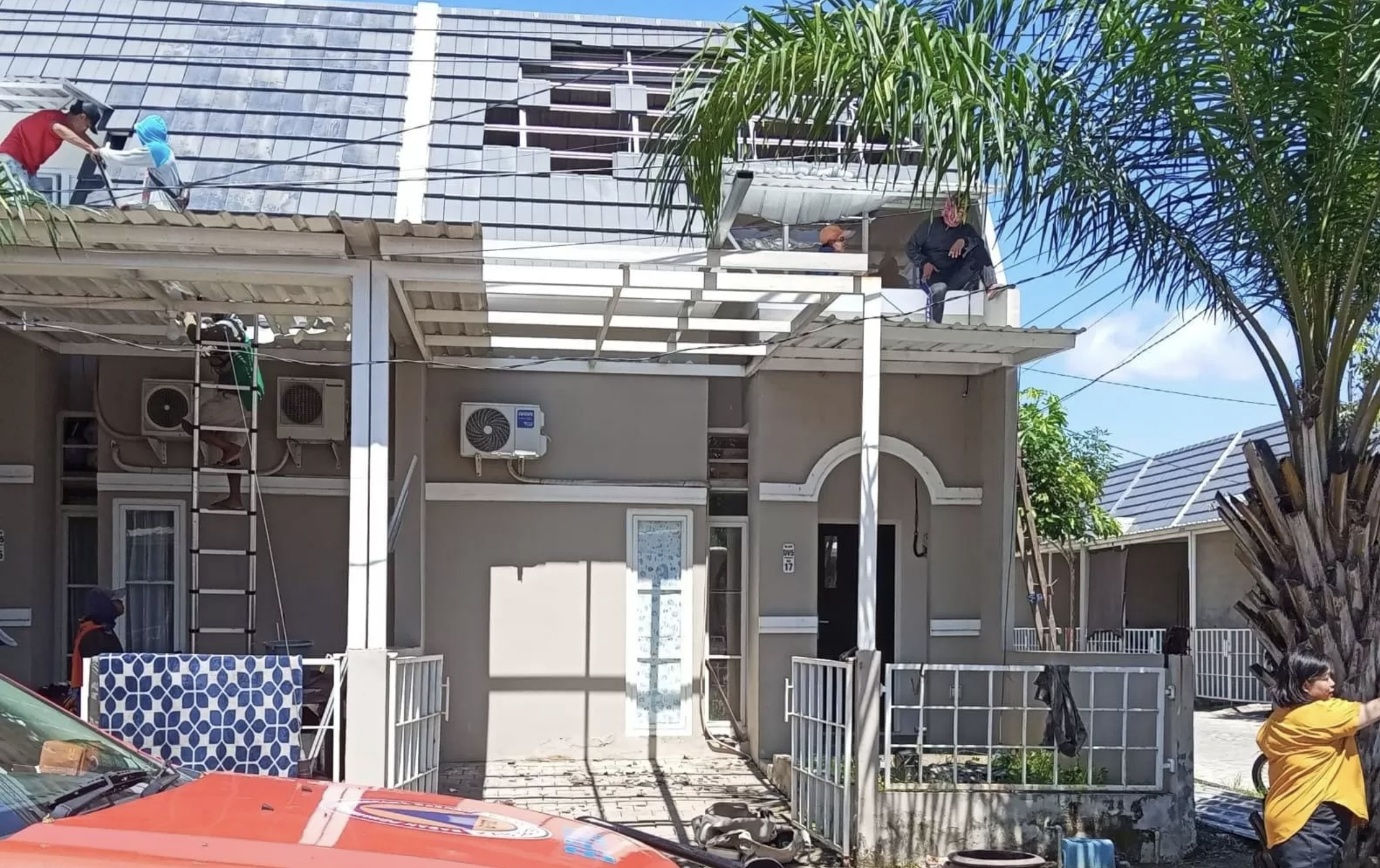 Tim kelapangan BPBD Gresik melakukan pendataan rumah rusak akibat angin puting beliung di Desa Mojosarirejo, Kecamatan Driyorejo, Gresik.