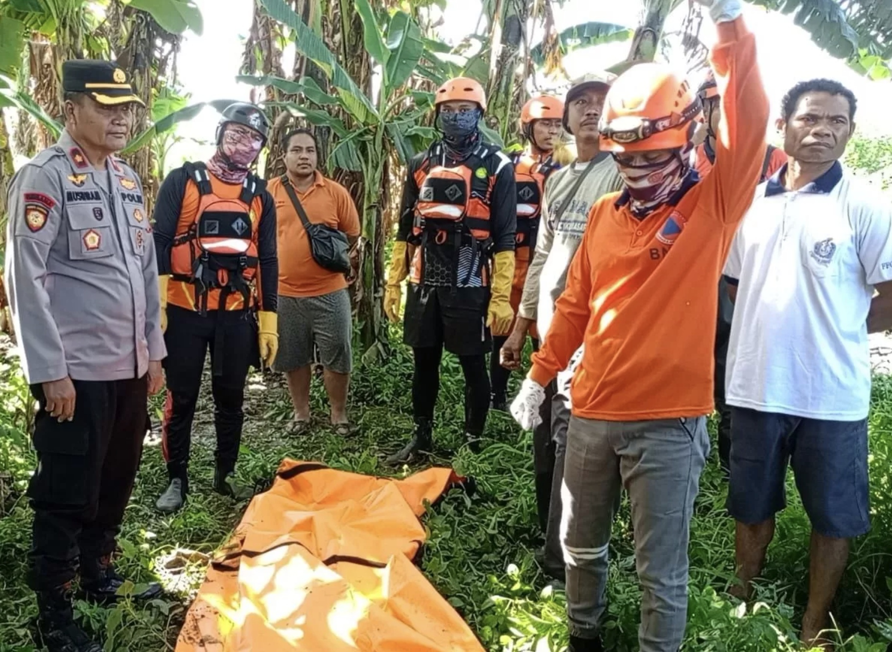Jenazah bocah 7 tahun yang hanyut di Driyorejo, Gresik setelah berhasil dievakuasi tim gabungan.