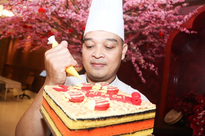 SPIKU IMLEK: Chef pastry Puji Harsono menunjukkan bagaimana proses menghias kue spiku, untuk menyambut perayaan Imlek 2026, di Hotel Java Paragon, Surabaya, Rabu (4/2).