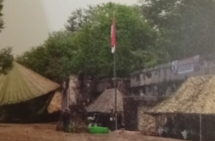 INDAH: Tampak bagian tengah Benteng Kedung Cowek Surabaya pasca perang kemerdekaan. Terlihat bendera merah putih berkibar.