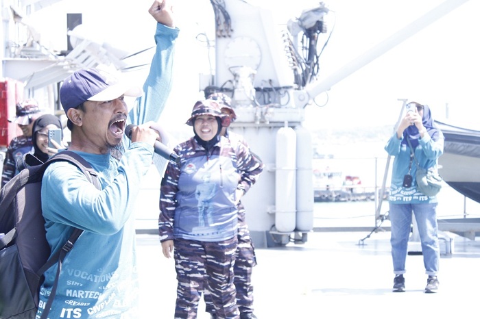SEMANGAT: Patriot ITS saat melakukan permainan adu yel-yel di atas kapal perang KRI Surabaya-591.