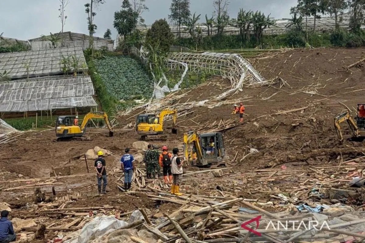 Upaya pencarian korban longsor di Cisarua, Bandung Barat. (ANTARA)