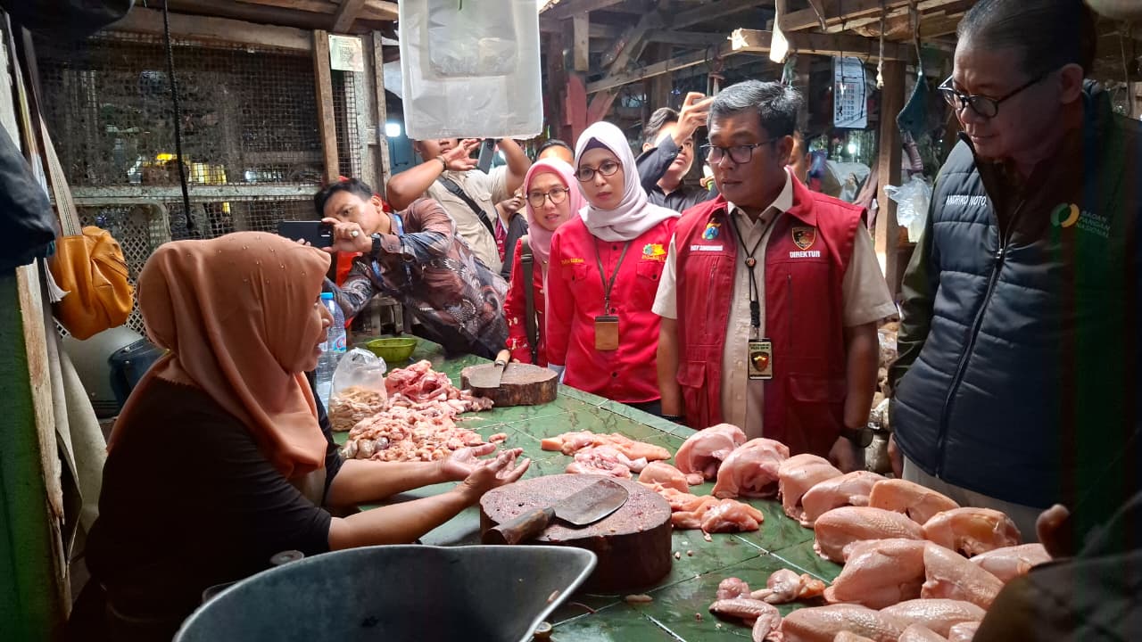 Pemantauan harga bahan pokok di Pasar Pucang Surabaya. (MAHRUS/RADAR SURABAYA)