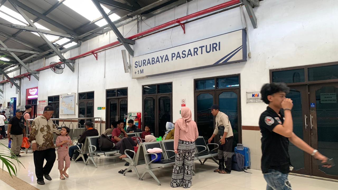 Calon penumpang menunggu di Stasiun Surabaya Pasar Turi. (RAHMAT SUDRAJAT/RADAR SURABAYA)
