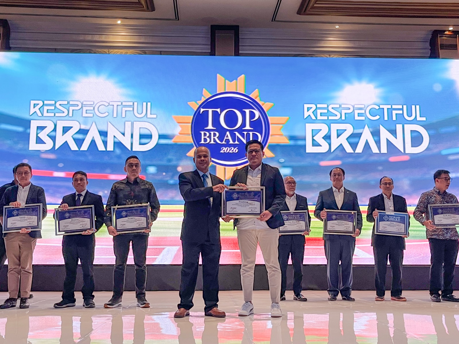 Senior Vice President Offline Sales PT Etos Kreatif Indonesia (Ethos) Wahono menerima penghargaan Top Brand 2026 untuk produk Freshmag dalam kategori Madu untuk Lambung.