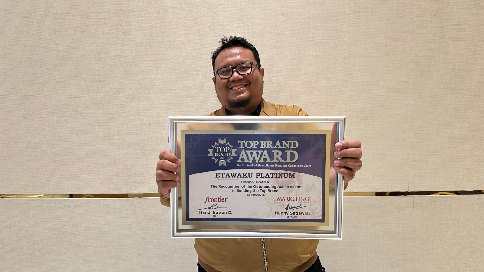 Direktur Merchandiser Bumi Wijaya Strategic Holding Fakhara Agam menerima penghargaan Top Brand 2026 untuk produk Etawaku Platinum dalam kategori Susu Kambing.