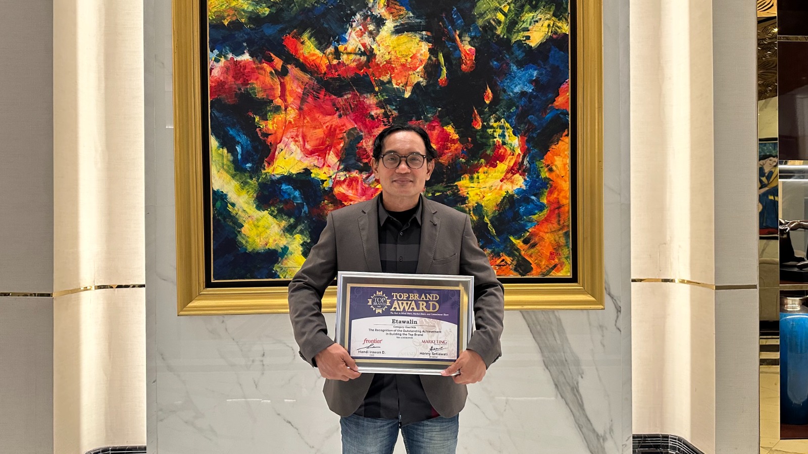 Direktur Operasi dan Komersial PT Etos Kreatif Indonesia (Ethos) Andik Duana Putra, ST menerima penghargaan Top Brand 2026 untuk produk Etawalin dalam kategori Susu Kambing.