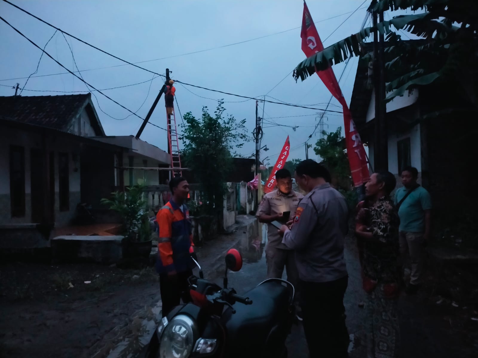 CUACA EKSTREM: Belasan rumah rusak diterjang angin kencang di Sukodono, Sidoarjo.