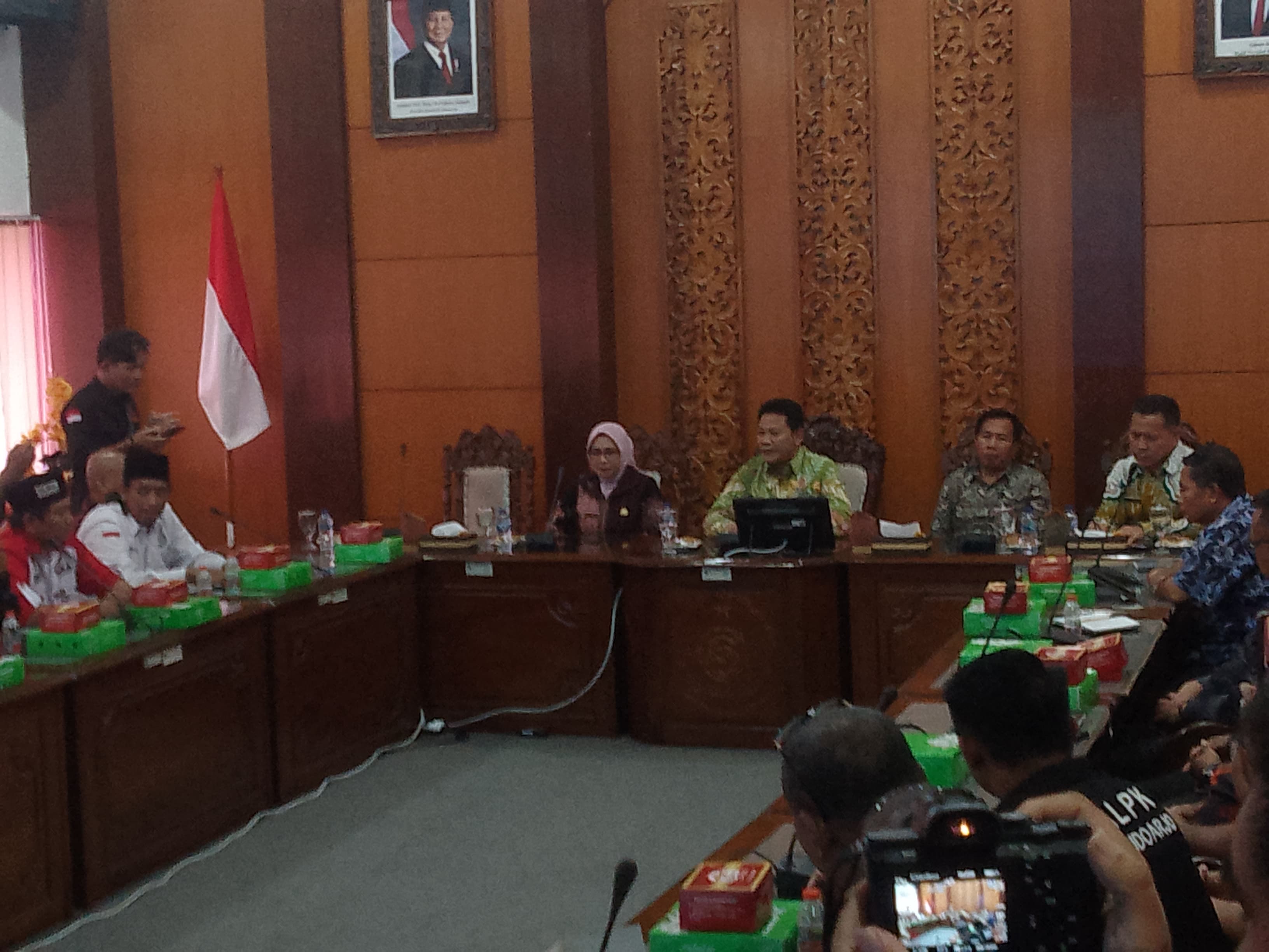 KOMITMEN: Bupati Sidoarjo Subandi (tengah) didampingi Asisten II, M Bahrul Amig (kanan) dan Asisten I, Ainun Amalia di Ops Room Setda, Kamis (5/2). (DIKY SANSIRI/RADAR SIDOARJO)