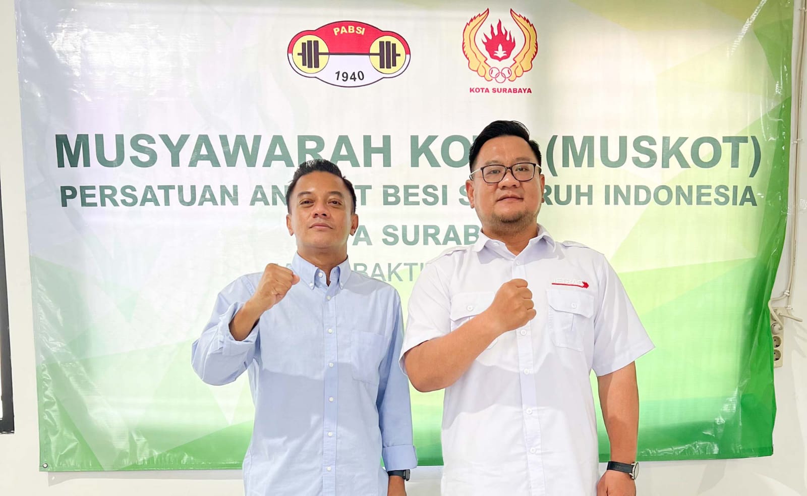 Ketua KONI Kota Surabaya Arderio Hukum (kiri) bersama Frans Tagore.