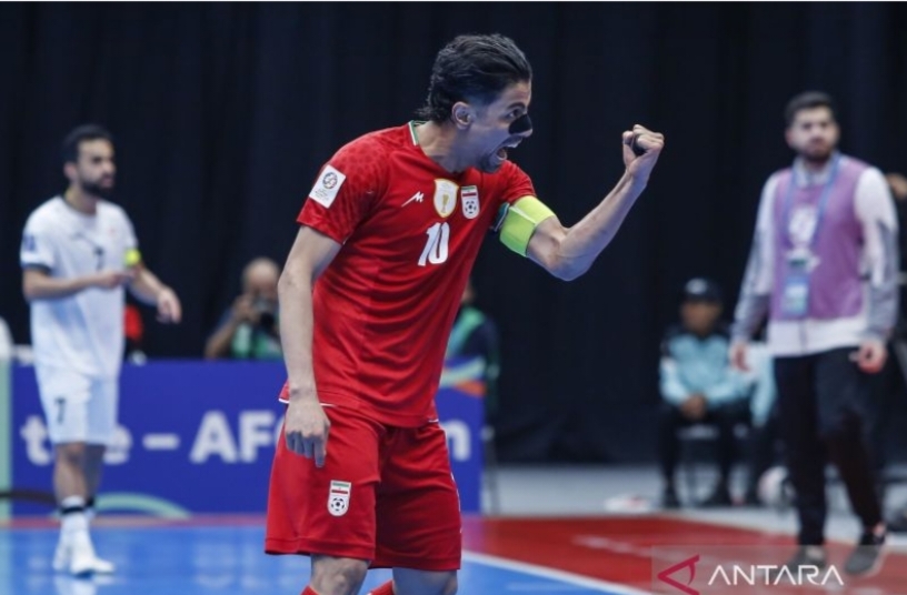 Pemain Timnas futsal Iran Hossein Tayebibidgoli melakukan selebrasi usai mencetak gol ke gawang Timnas futsal Irak pada semifinal AFC Futsal Asian Cup 2026 di Indonesia Arena, Senayan, Jakarta.