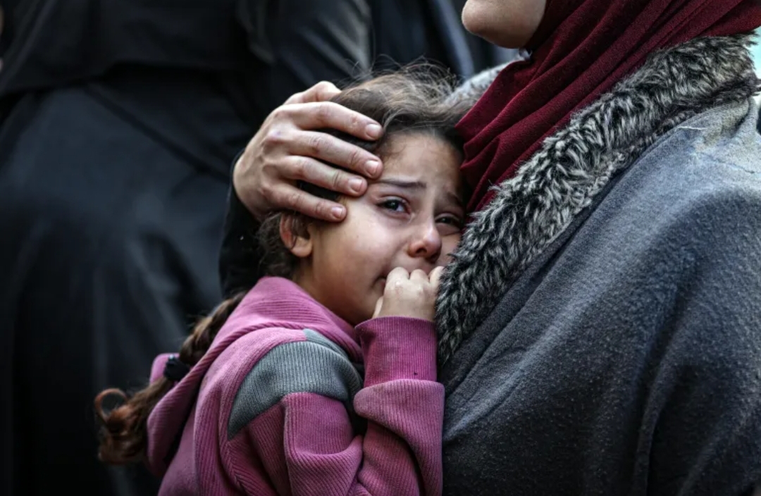 Warga Palestina berduka saat jenazah orang-orang terkasih yang tewas akibat serangan Israel dipindahkan ke Rumah Sakit al-Shifa di Kota Gaza untuk, pada 4 Februari 2026.Khames Alrefi/Anadolu