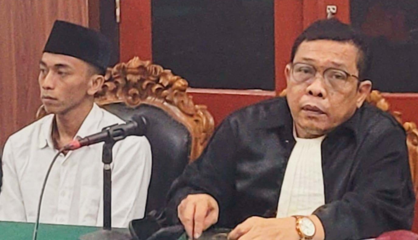 LEMAS: Terdakwa Supriyadi (kiri) menjalani sidang di PN Surabaya usai tertangkap menjadi kurir pil ekstasi. Ia menyimpan 46 butir pil di sepatu.(IST/RADAR SURABAYA)