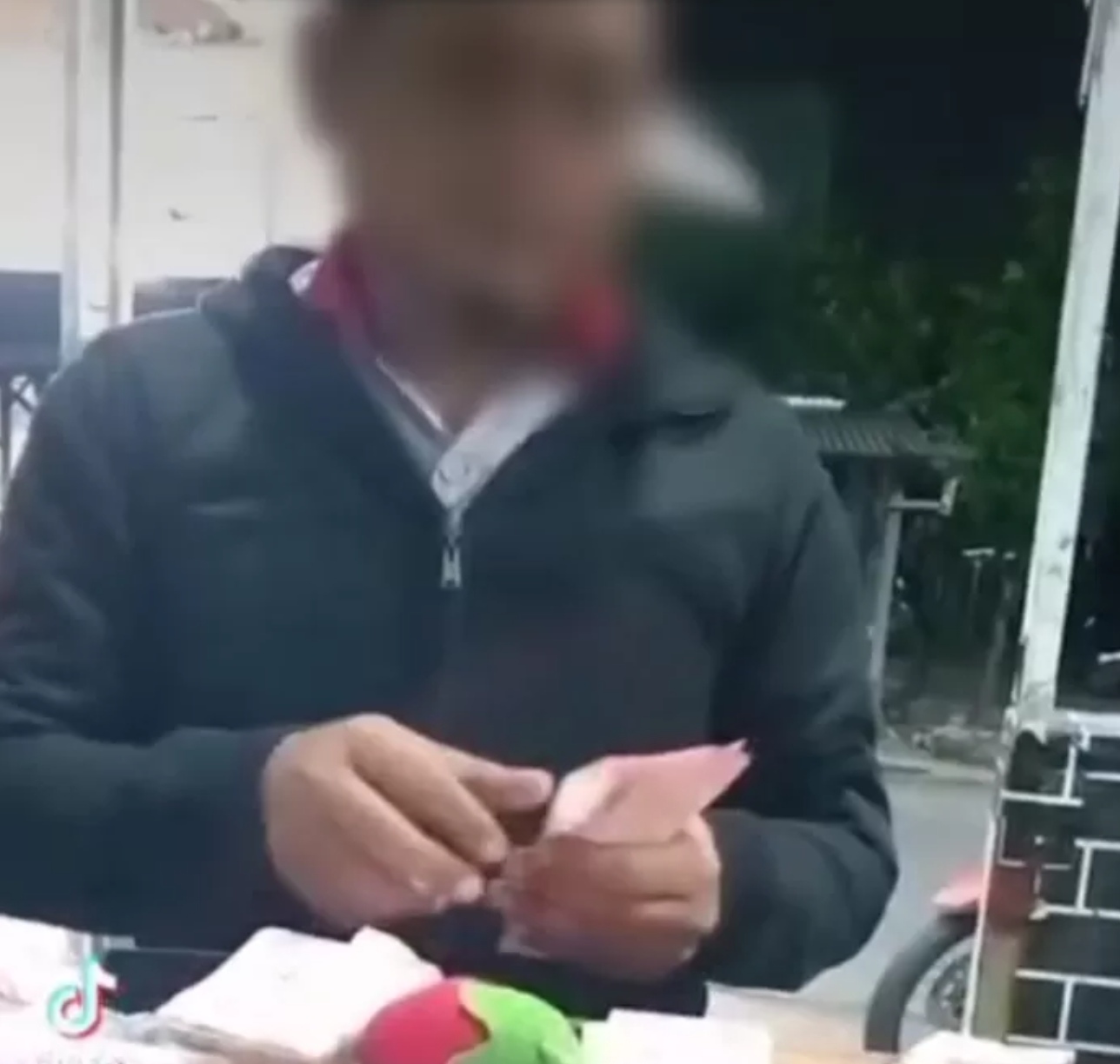 Terduga pelaku kasus penipuan dengan modus oper kontrak sewa lahan untuk berdagang di desa Peganden, Kecamatan Manyar, Gresik.